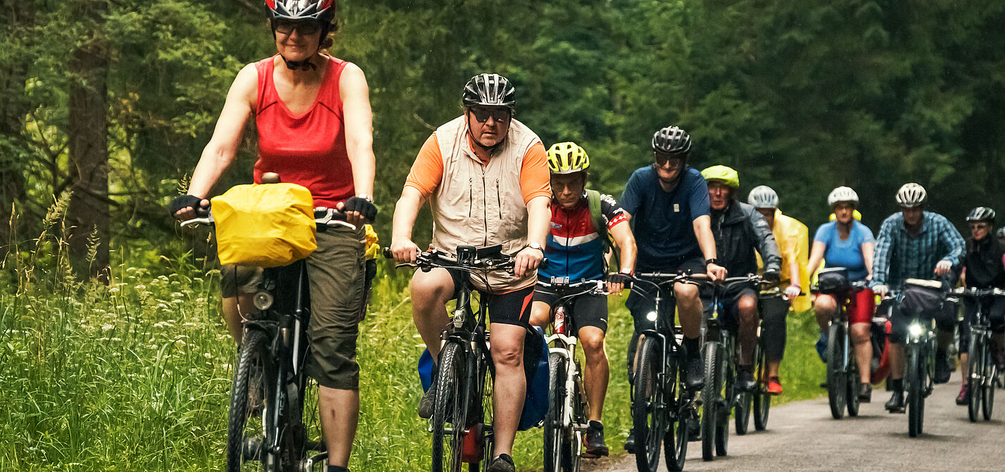 Gruppe von Menschen auf Fahrrädern im Wald